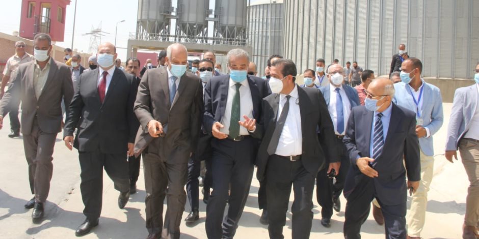 وزير التموين ومحافظ الجيزة يتفقدان صومعة بني سلامة بمنشأة القناطر 