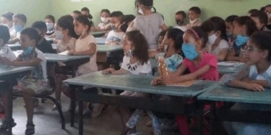 صورة لفصل دراسي مكتشف في المغرب تثير الجدل.. كارثة الحضور إلى الفصول