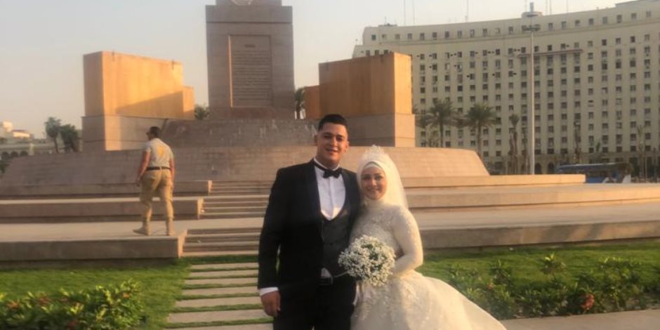 عروسان يحتفلان بزفافهما في ميدان التحرير.. والمعازيم: تحيا مصر