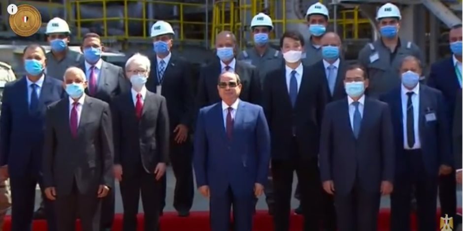 الرئيس السيسي يلتقط صورة تذكارية داخل مجمع التكسير الهيدروجينى بمسطرد