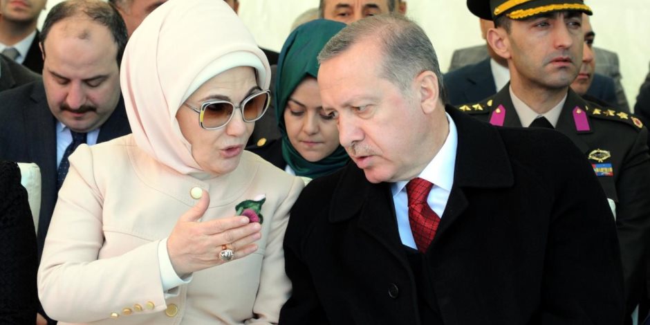 الإعلام التركي يغسل يد أمينة أردوغان بعد ظهورها بحقيبة فرنسية بـ 50 ألف يورو