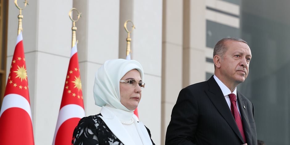 الأتراك يصرخون من المعيشة.. وزوجة أردوغان «أمينة» تهدي ابنتها ماسة بمليون دولار