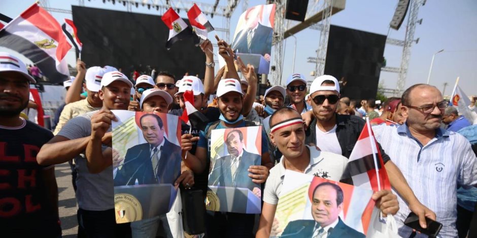 كلنا بنحب مصر.. مواطنون يحتفلون بالأعلام أمام المنصة بذكرى نصر أكتوبر ودعم الدولة والرئيس (فيديو)