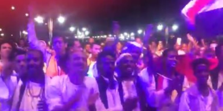 «هنا حلايب وشلاتين».. حشود في احتفالات يوم النصر ودعم الدولة والرئيس (فيديو)