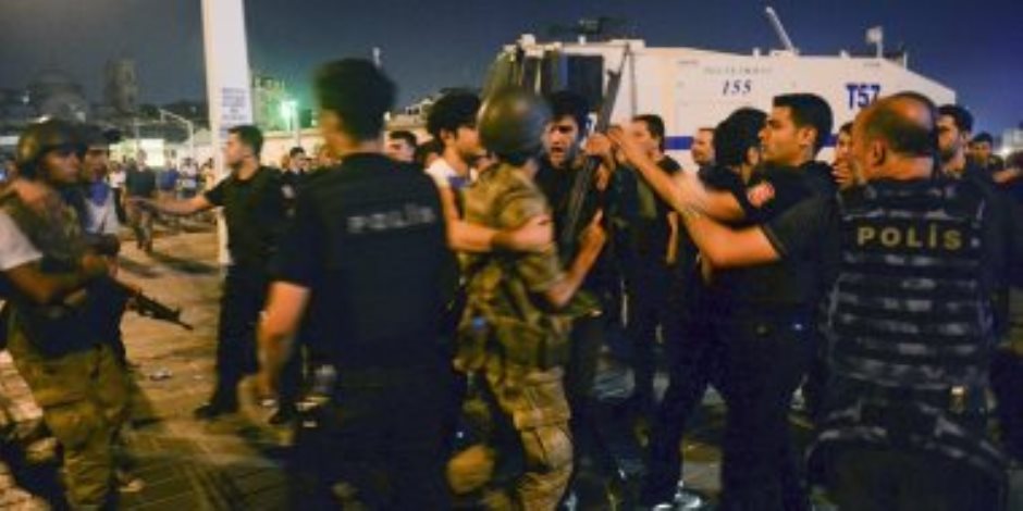 أردوغان يواصل حملة إذلال الجيش التركي بسلسلة «الإقالات والاعتقالات»