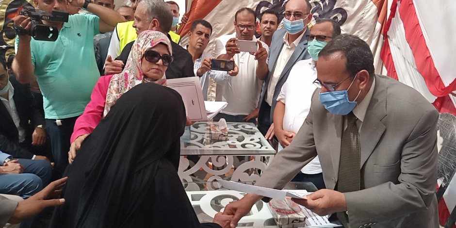 محافظ شمال سيناء يفتتح 7 مساجد ويوزع عقود الشقق السكنية على المنقولين بالعريش (صور)