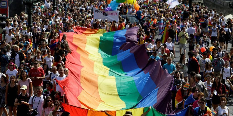 الجزيرة في مرمى نيران النشطاء بعد احتفالها بيوم المثليين