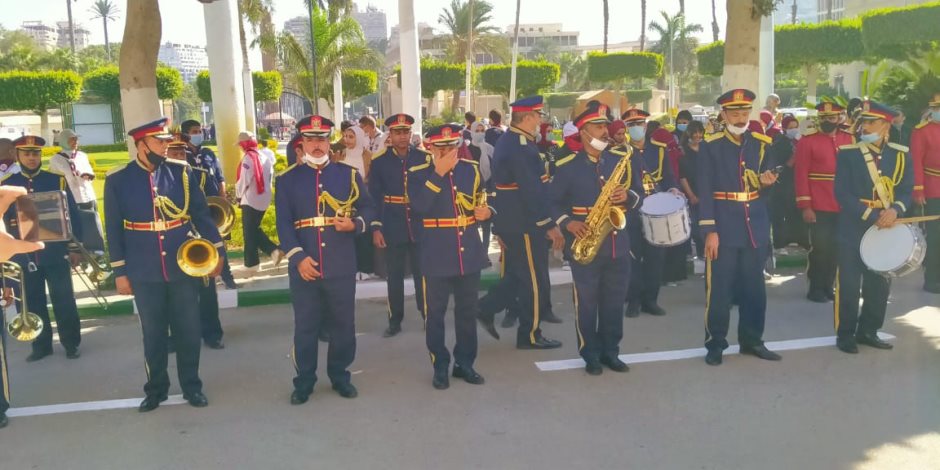 فريق موسيقى الشرطة يجوب جامعة القاهرة ويعزف السلام الجمهورى (صور)
