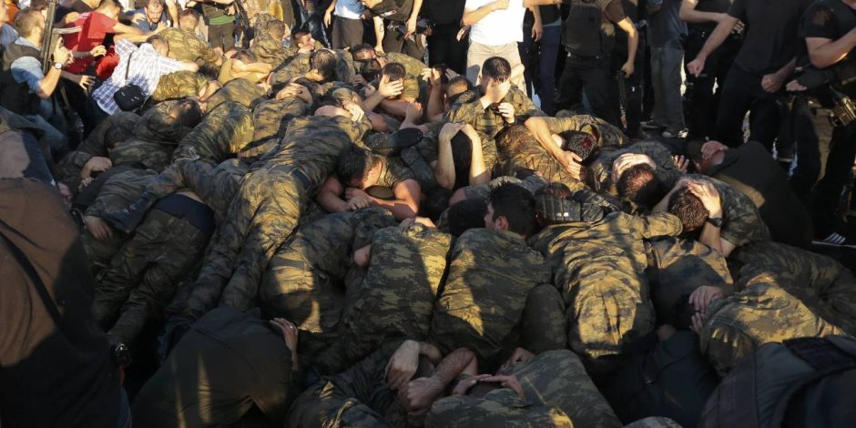 أردوغان يعتقل 46 عسكريا وشرطيا والبحث عن 35 آخرين بتهمة الانتماء لجماعة جولن