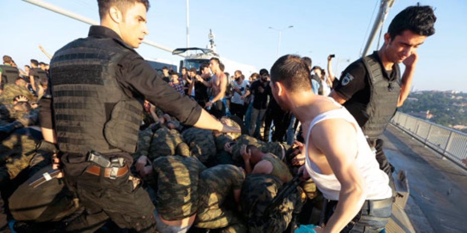 "الرعب يتملك منه".. أردوغان يشن حملة اعتقالات موسعة على الجيش والشرطة