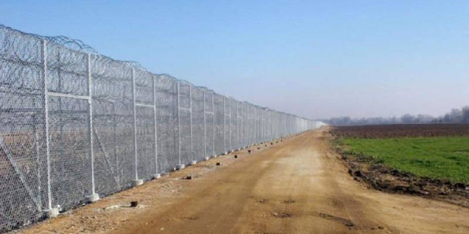 اليونان تؤمن حدودها بـ"جدار فولاذي".. هكذا تبتز تركيا جيرانها بـ"ورقة اللاجئين".. 