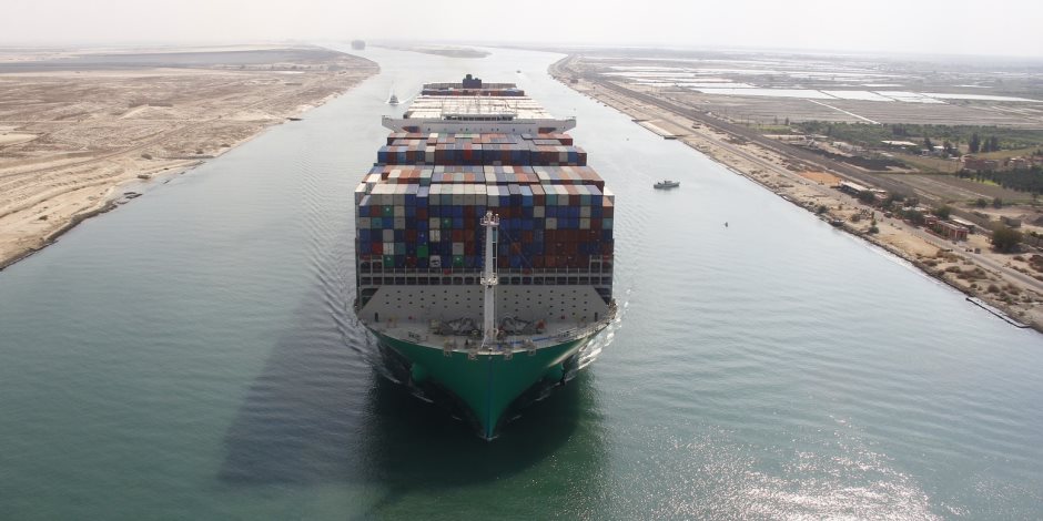 تعمل بالغاز الطبيعي.. عبور أكبر سفينة حاويات في العالم قناة السويس (صور)