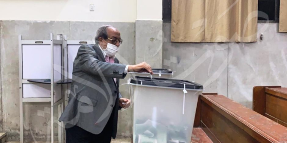 وزير الداخلية الأسبق يدلى بصوته فى انتخابات مجلس النواب بالدقى (صور)