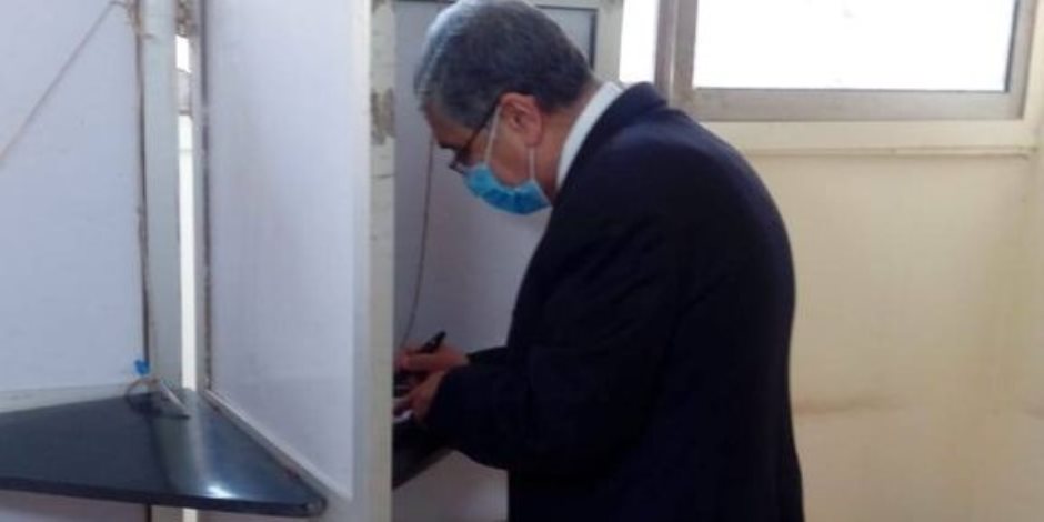 وزير الكهرباء يدلي بصوته في الانتخابات البرلمانية بالعجوزة (صورة)