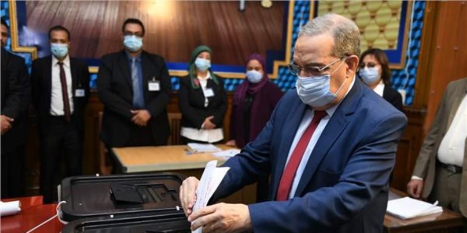 وزير الإنتاج الحربى يدلى بصوته بانتخابات النواب بمصر الجديدة