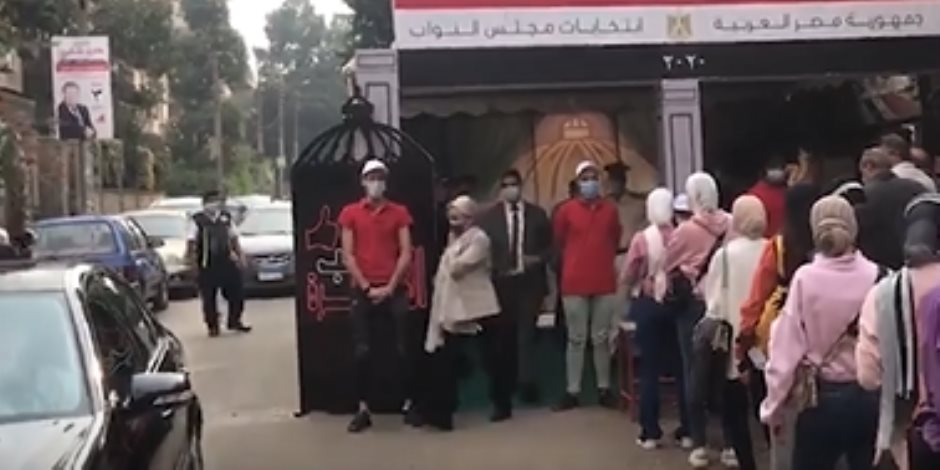 وزيرة البيئة تدلى بصوتها فى لجنة مدرسة ابن سينا بمصر الجديدة.. فيديو