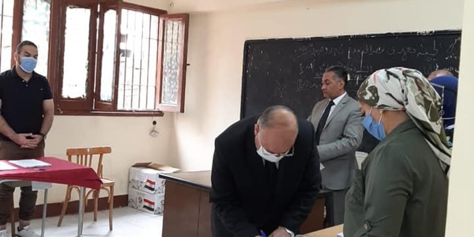 محافظ القاهرة يدلي بصوته في الانتخابات البرلمانية بمصر الجديدة 