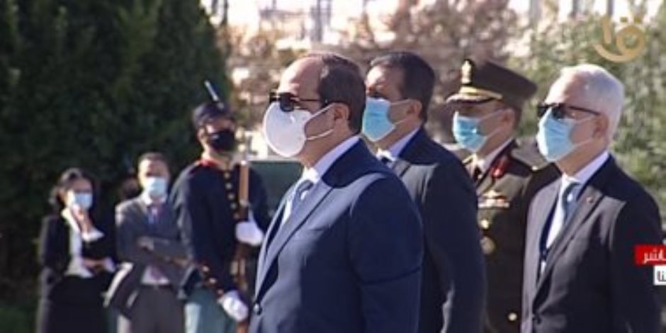 الرئيس السيسى يضع إكليلا من الزهور على نصب الجندى المجهول فى أثينا