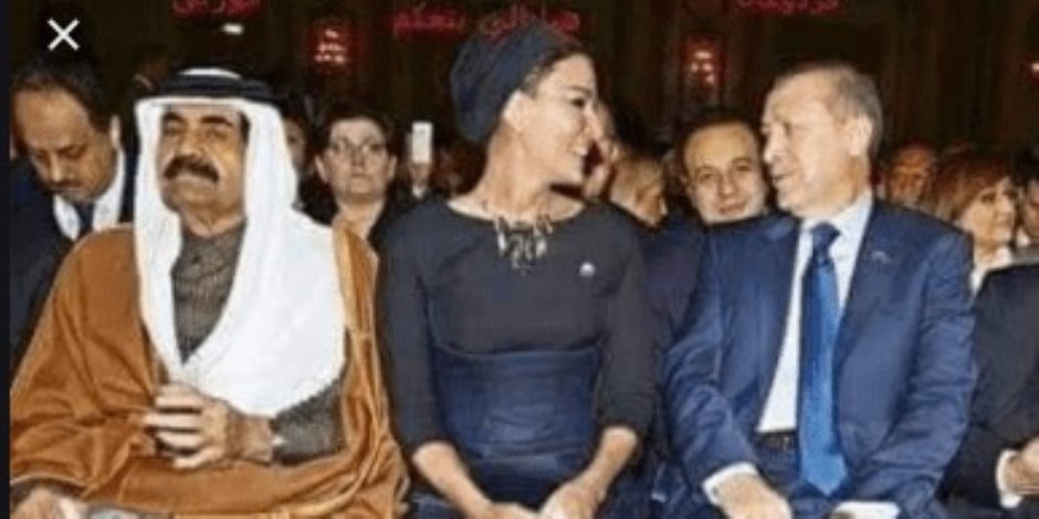 "تميم حوش صاحبك عني".. نشطاء قطريون يتداولون صورة لموزة وأردوغان يتبادلان نظرات الغزل