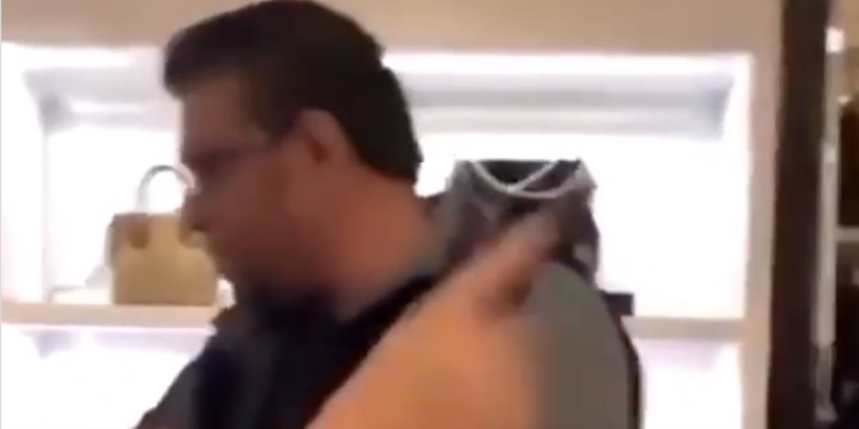 أمريكى يحاول طرد شباب عرب من متجر بشيكاغو في واقعة عنصرية جديدة.. فيديو وصور أمريكى يحاول طرد شباب عرب من متجر بشيكاغو في واقعة عنصرية جديدة.. فيديو وصور