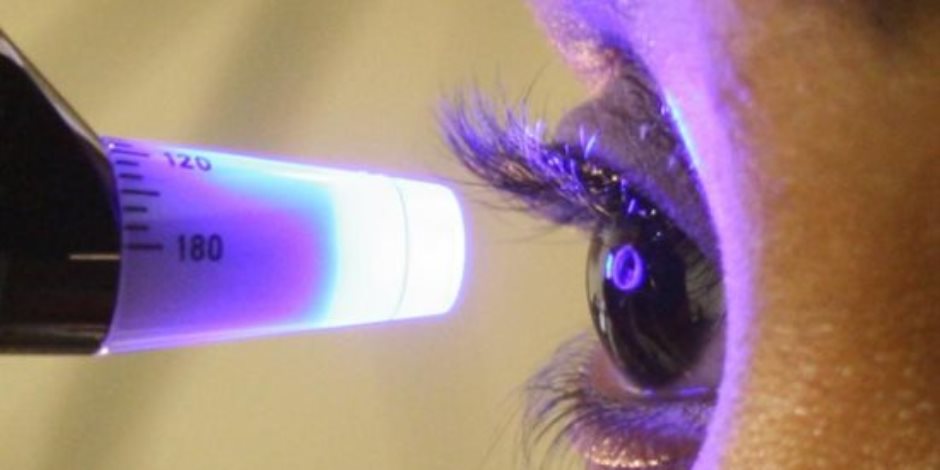 ابتكار أول جهاز يسمح للمرضى بإجراء اختبار المياه الزرقاء بالعين في المنزل