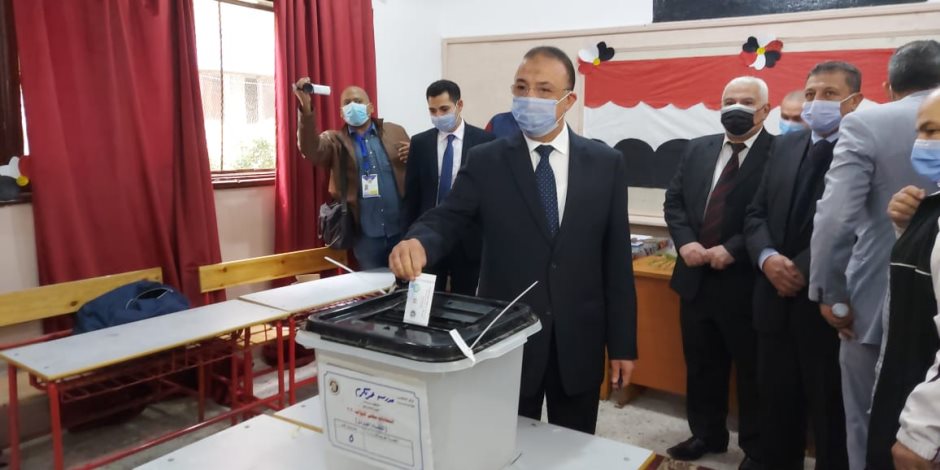 صور.. محافظ الإسكندرية يدلى بصوته فى جولة الإعادة لانتخابات النواب