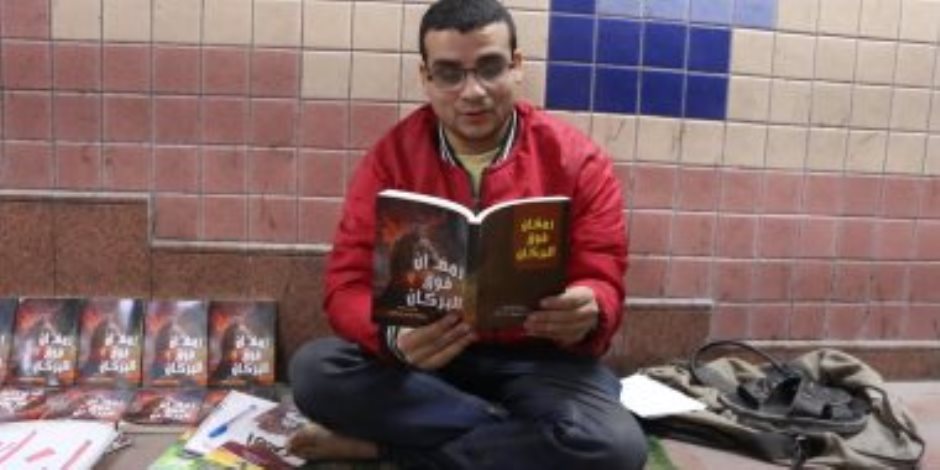 أشقائي ألقوا بى في صندوق قمامة.. رمضان حول قصته فى دار أيتام لكتاب يبيعه على الرصيف 