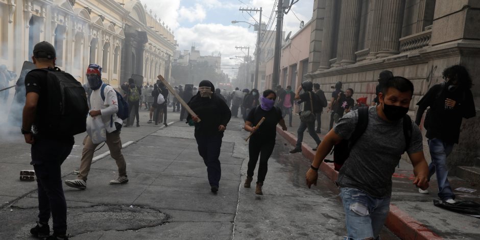 كورونا لم يعيق قطار الاضطرابات في أمريكا الجنوبية.. الاحتجاجات تضرب جواتيمالا والمكسيك تفرض قيود على مبيعات الكحول