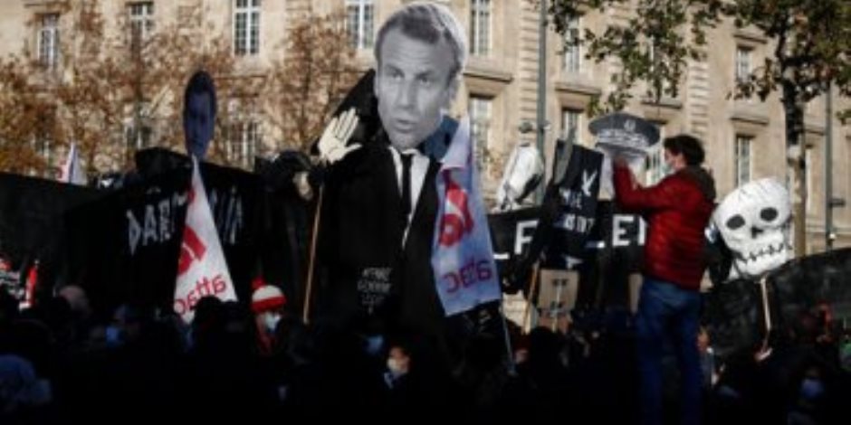 فرنسا تنفجر بالمظاهرات احتجاجاً على قانون الأمن الشامل.. والشرطة تطلق قنابل الغاز
