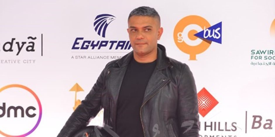 خوذة آسر ياسين تخطف الأنظار في مهرجان القاهرة السينمائي