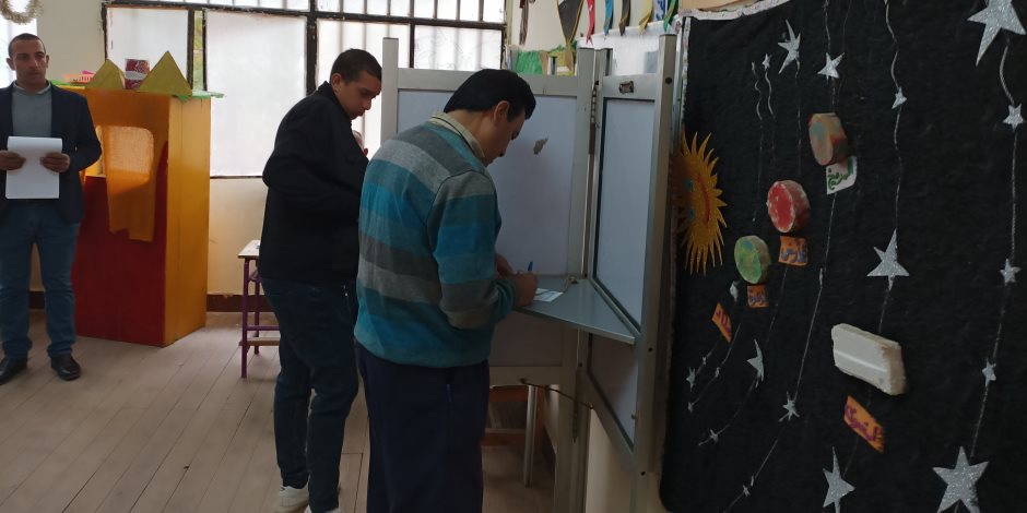 لجان انتخابات المنوفية تستقبل الناخبين فى أول أيام جولة الإعادة.. صور