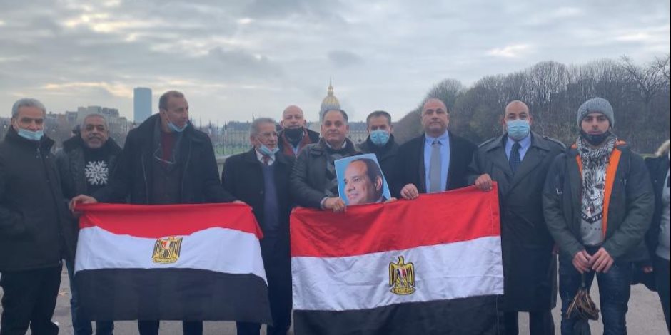 وقفة للجالية المصرية بفرنسا بأعلام مصر وصور السيسى للترحيب بالرئيس