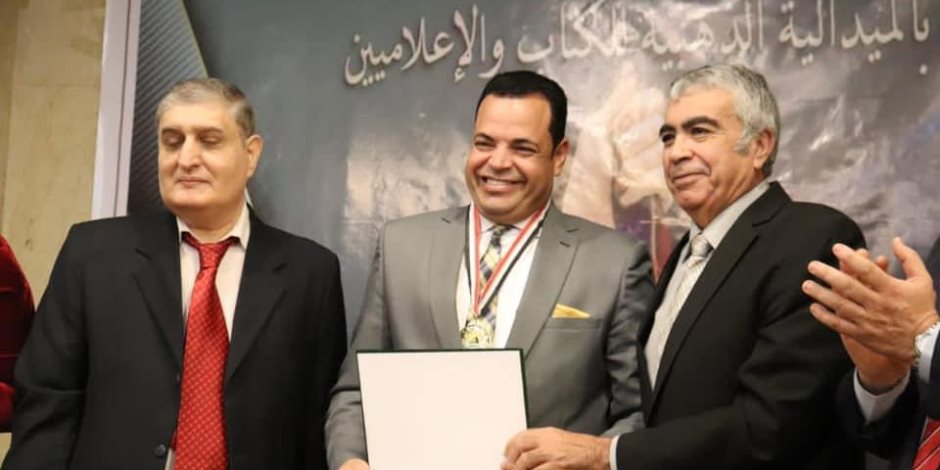 الجمعية المصرية للكتاب والإعلاميين تكرم الإعلامي أيمن عدلي بالذهبية عن مجمل حواراته مع الرموز الوطنية 