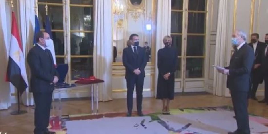منح الرئيس السيسى أرفع وسام فى فرنسا
