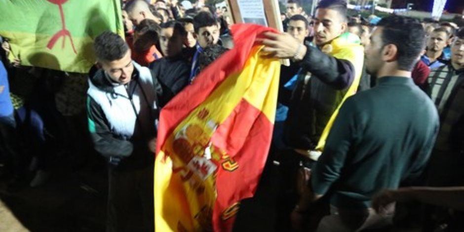 أسبانيا تشتعل رغم كورونا.. كثير من الاحتجاجات والجدل ومظاهرات بالسيارات وحرق علم المملكة