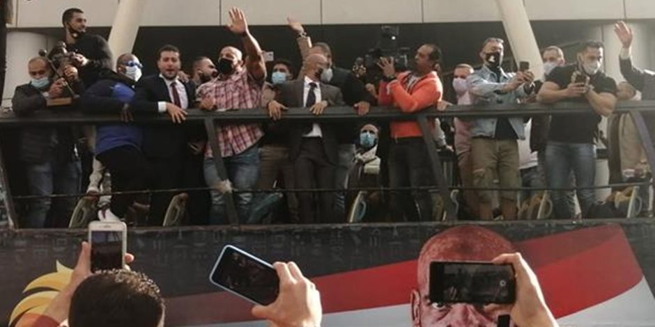بيج رامي يحتفل بجائزته وسط شوارع القاهرة.. وزوجته: «فوزه حاجة كبيرة بالنسبالي»