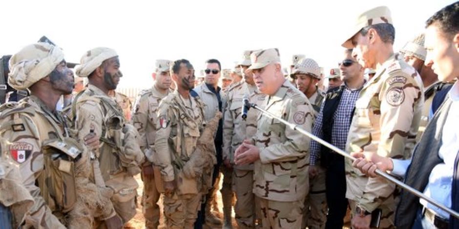 الفريق محمد فريد يتفقد معسكر إعداد وتأهيل مقاتلى الجيش الثانى بشمال سيناء