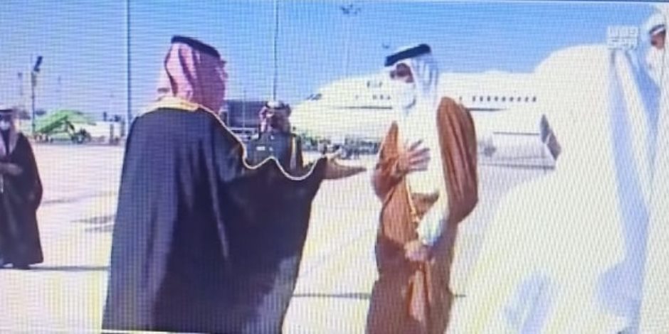 عناق بين ولي العهد السعودي وأمير قطر فور وصوله للمملكة (فيديو)