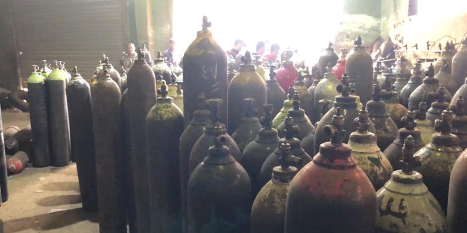 "صوت الأمة" داخل مصنع لإنتاج وتعبئة أسطوانات الأكسجين.. «إنقاذ رئة المصريين تبدأ من هنا» (صور)