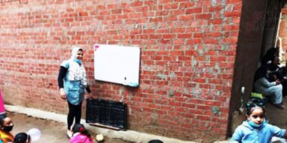 حدوتة مصرية ..طفلة بالدقهلية تعطي دروساً على السبورة لأطفال قريتها بسبب توقف الدراسة