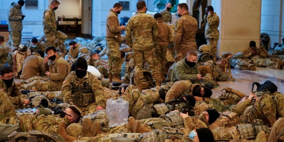 عناصر الحرس الوطني الأمريكي يفترشون أروقة الكونجرس قبل تنصيب «بايدن» (فيديو وصور)