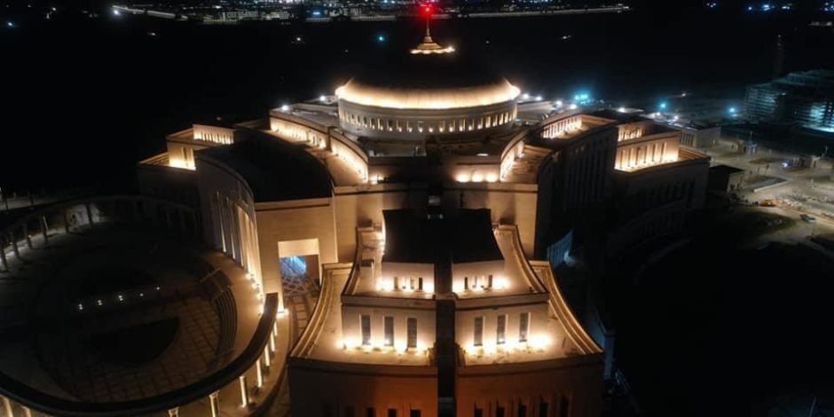 تحفة معمارية فى العاصمة الإدارية.. الإضاءة الليلية تزين مبنى مجلس النواب"صور"