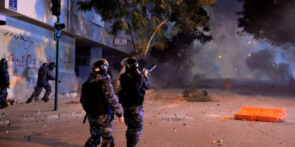 قنابل مُسيلة للدموع واشتباكات بين المتظاهرين والأمن.. ماذا يحدث في لبنان؟