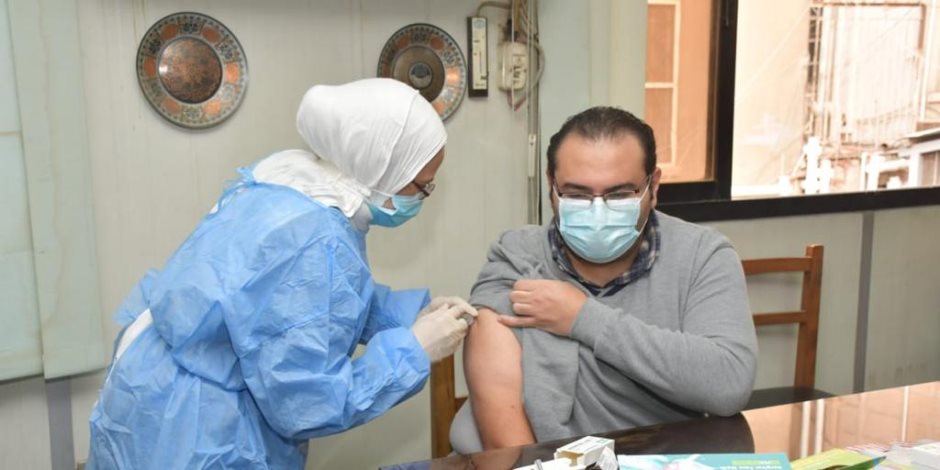 بدء تطعيم الأطقم الطبية والتمريض بمستشفيات جامعة القاهرة ضد فيروس كورونا