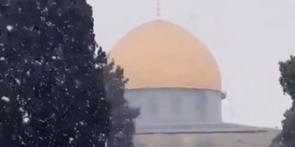 الثلوج تتساقط على مسجد قبة الصخرة بالقدس الشريف (صور)