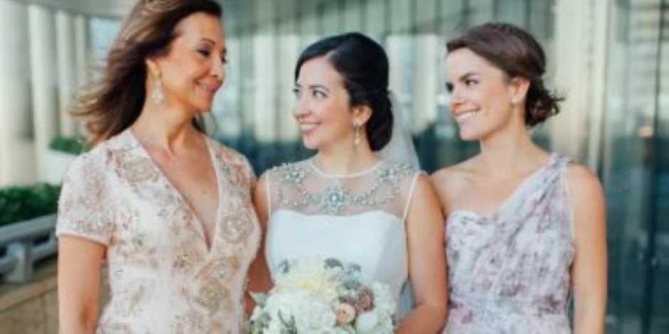  5 أخطاء شائعة عند اختيار فساتين أم العروسة.. أبرزها  الإكسسوارات 