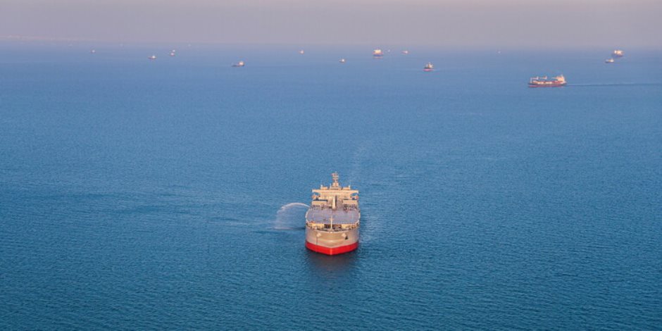 انفجار بسفينة في خليج عمان ودعوات إلى توخي الحذر