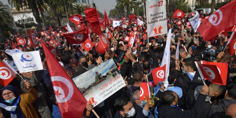 على خطى الإرهابية.. إخوان تونس يستعرضون أنصارهم في الشوارع لإحراج الرئيس