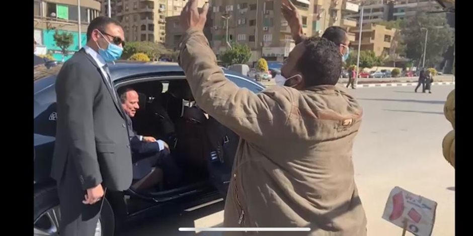 الرئيس السيسي يتوقف بسيارته ويوجه بعلاج بائع فاكهة على نفقة الدولة ويستجيب لمطالب 2 آخرين