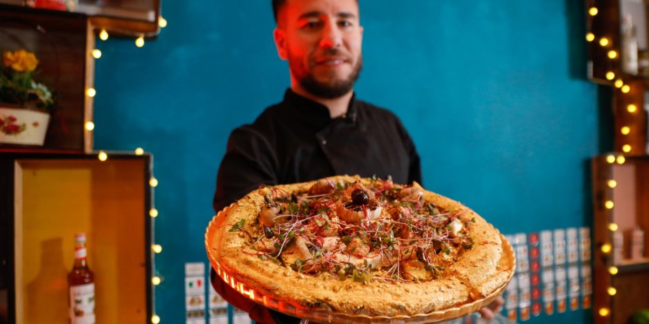 بعد أن زودها بأوراق الذهب .. تونسي يصنع أغلى بيتزا في أفريقيا